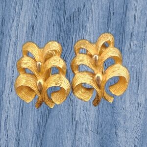 1970s Vintage Sarah Coventry Gold Tone Clip On Earrings